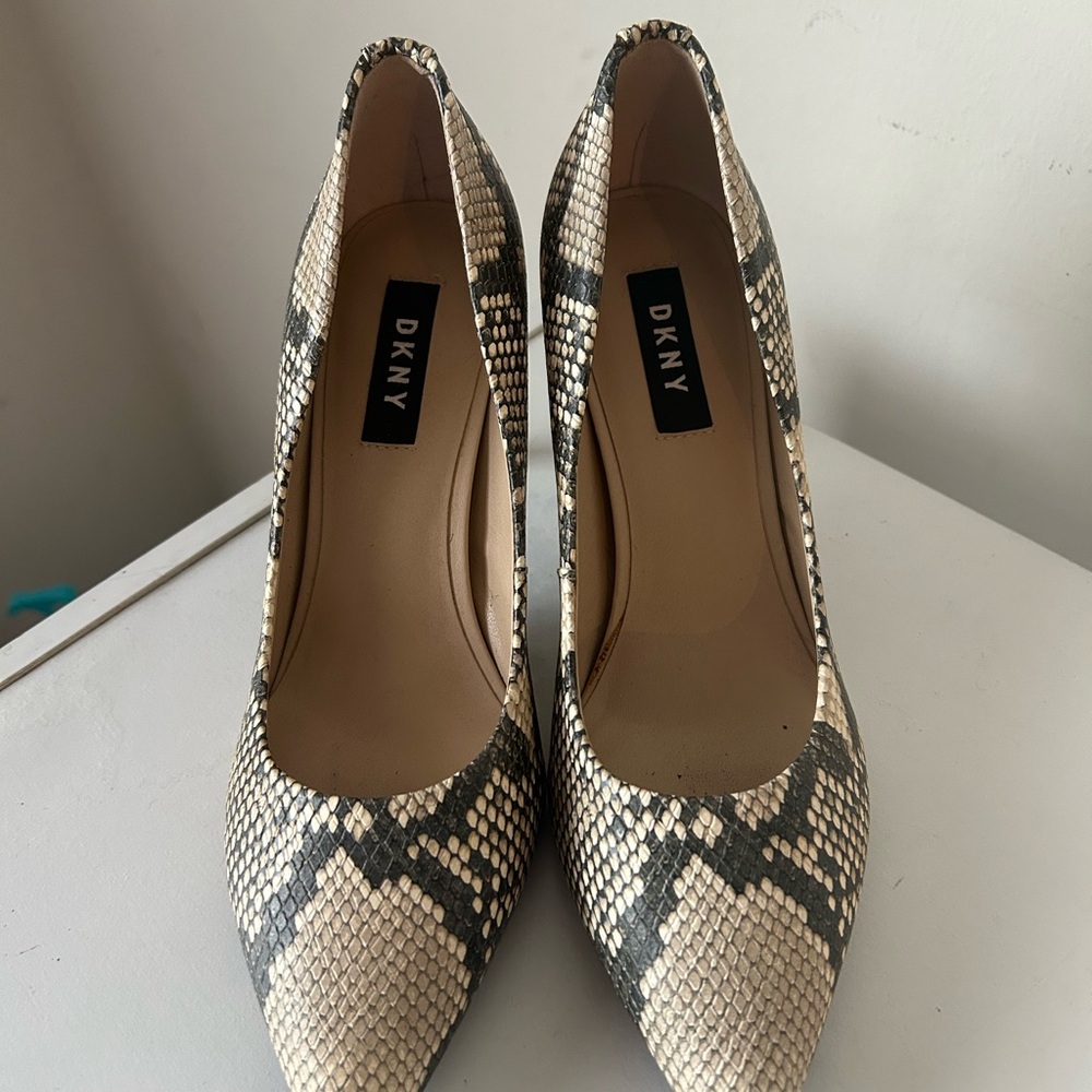 DKNY Women's Snakeskin Pumps - Cream and Black